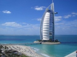 la-sua-torre-a-vela-e-un-vero-simbolo-della-citta-degli
